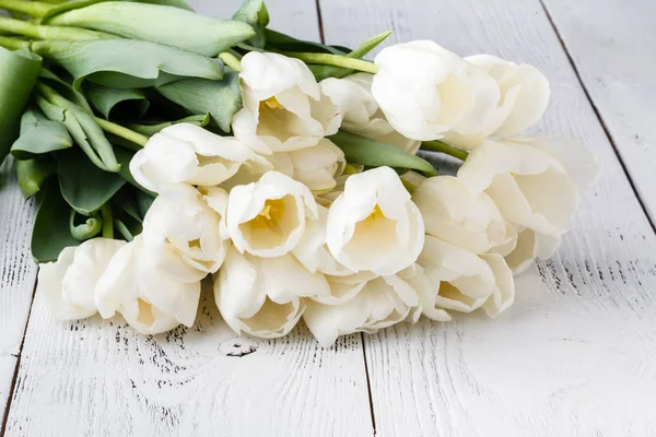 Regalo de cumpleaños, tulipanes blancos naturales en pizarra blanca — Foto de Stock