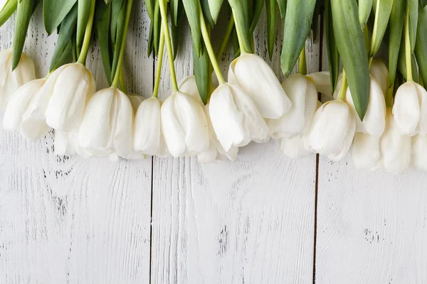 Regalo de cumpleaños, tulipanes blancos naturales en pizarra blanca —  Fotos de Stock