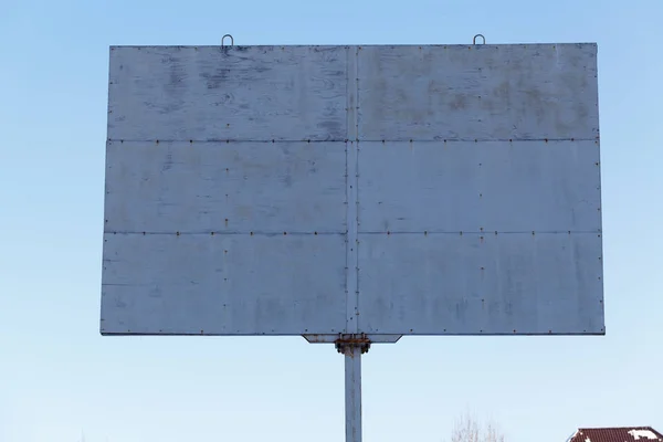 Рекламный щит на голубом небе в городе — стоковое фото
