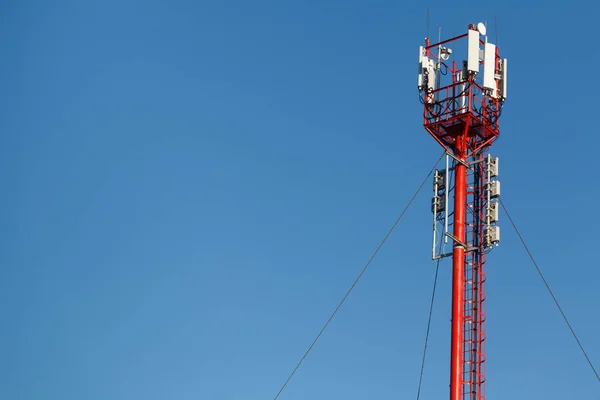 High telephone tower. Beautiful sky with a telecommunications to — Stock Photo, Image