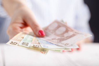 Eller banknotlar ile para vermek