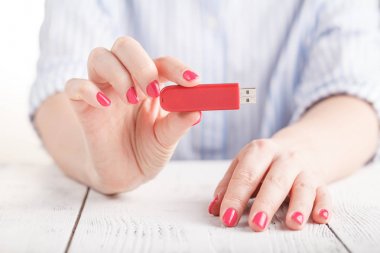 Kadın tutun sopa usb flash sürücü