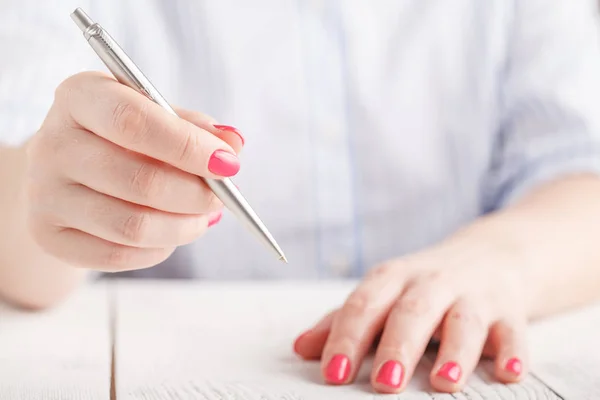 Nahaufnahme Weibchen mit maniqure Hand halten Stift — Stockfoto