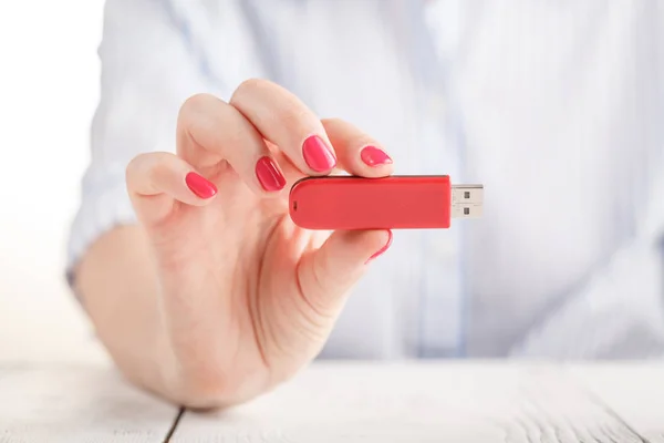 Vista de cerca de flash USB pendrive en la mano femenina — Foto de Stock