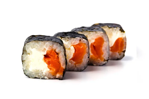 Makizushi. Deliciosos rollos de sushi sobre blanco. Maki. — Foto de Stock