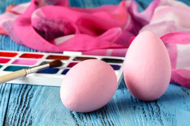 renkli Paskalya yumurtaları tahta masada boyalı