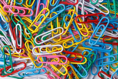 Kağıt ataçları beyaz arkaplanda izole edildi