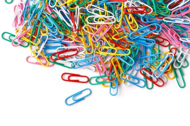 Kağıt ataçları beyaz arkaplanda izole edildi