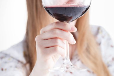 güzel bir genç kadın kırmızı şarap içme