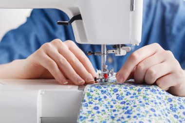 bir renkli iğne ve iplik ve dikiş makinesi ile çalışma