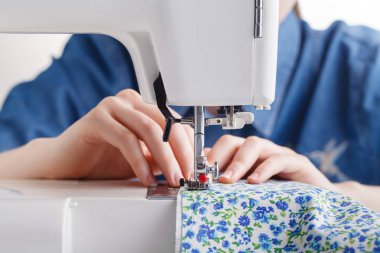 Terzi dikiş makinesinde çalışıyor.