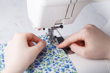 Terzi dikiş makinesinde çalışıyor.