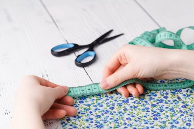 Çizimler ve ölçü birimi teyp terzilik salonda çalışmak güzel genç tasarımcı görüntü kırpılmış