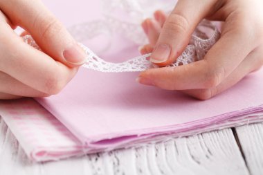 Genç kadın terzi ya da moda tasarımcıları çalışan tasarımcı seçmek iplik dikiş kumaş, meslek ve iş işgal