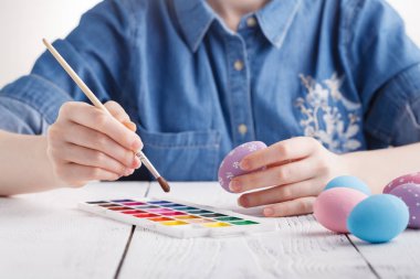 Yumurta boyama güzel ve genç birbayan. Rahat ev atmosfer. Paskalya