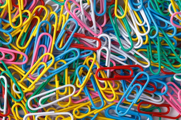 Σωρός από χρωματιστά γραφείο συνδετήρες — Φωτογραφία Αρχείου
