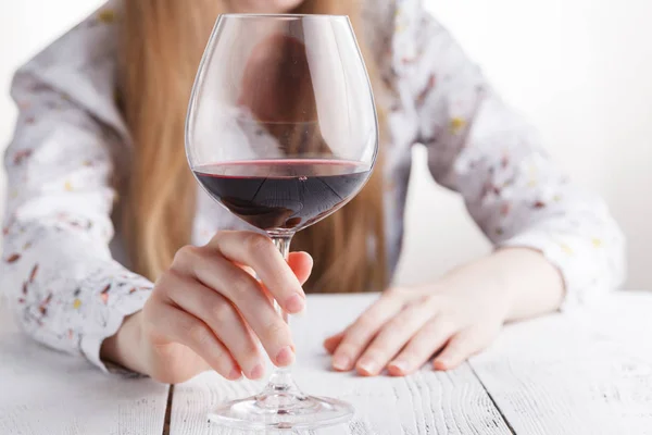 Jonge mooie vrouw in depressie, alcohol drinken — Stockfoto