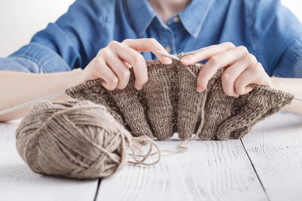 女人针织毛料衣服。织针。特写镜头。天然羊毛 — 图库照片