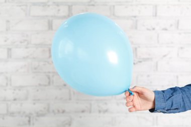 Kadın elinde mavi balon