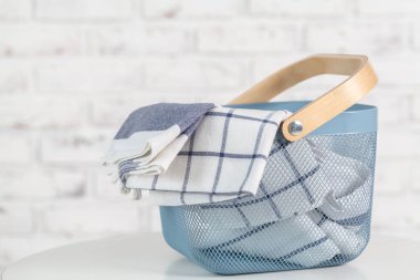 havlu sepeti ve açık renkli iğneleri