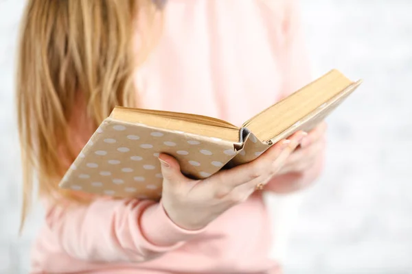 Жінка читає книгу, крупним планом — стокове фото