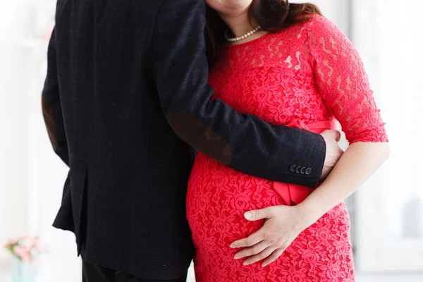 Zwanger met man bij elkaar te houden — Stockfoto