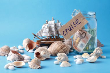 Düz arka plan üzerinde vacaton kavramı mavi, deniz kabukları