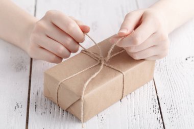 Zanaat yetkin erkek tarafından el yapımı Hediyelik pcking