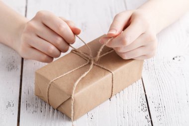 Zanaat yetkin erkek tarafından el yapımı Hediyelik pcking