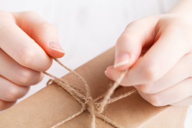 Zanaat yetkin erkek tarafından el yapımı Hediyelik pcking