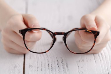 Yeni gözlük erkek tarafından test