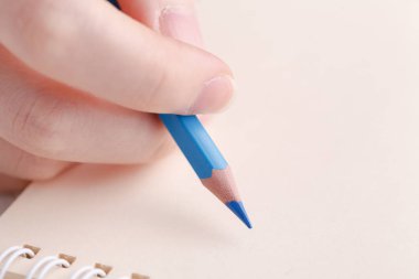 Not defterinde kadın resim