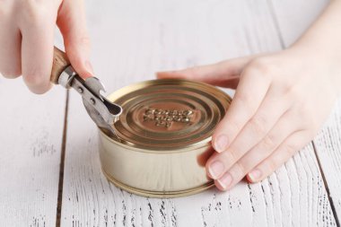 Erkek açık bıçakla kavanoz