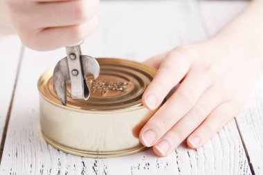 Tinacan bıçak ile açın, yakın çekim