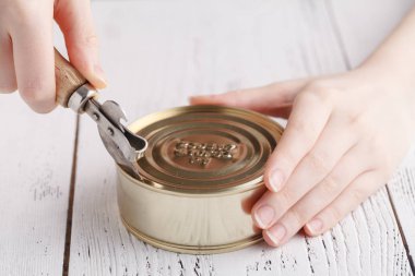 Tinacan bıçak ile açın, yakın çekim