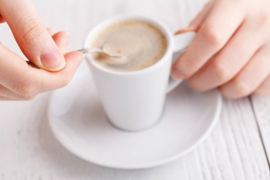 Eller masanın üzerine kahve ile kapatın. Kahve molası portre