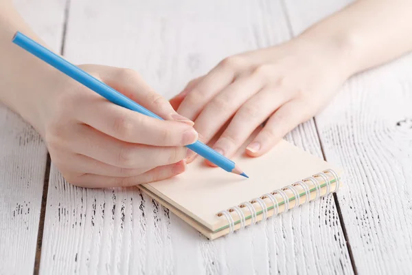 Escribir recuerdos nota, cerca de mano femenina con pluma — Foto de Stock
