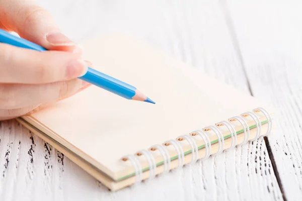 Writing memories note, close up female hand with pen — Stock Photo, Image