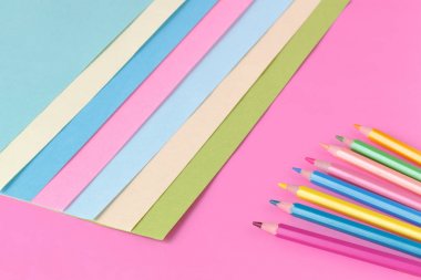 Kağıtları geometri düz kompozisyon arka planını renklendirin