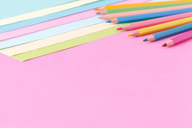 Kağıtları geometri düz kompozisyon arka planını renklendirin