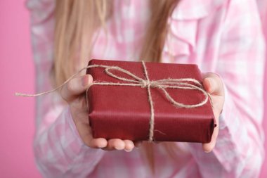 Hediye gelen kadın, holding giftbox elinde sevgilisi için