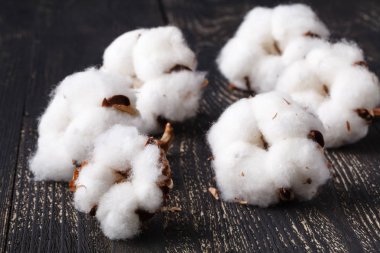 Coton rustik ahşap masa üzerinde kapatın