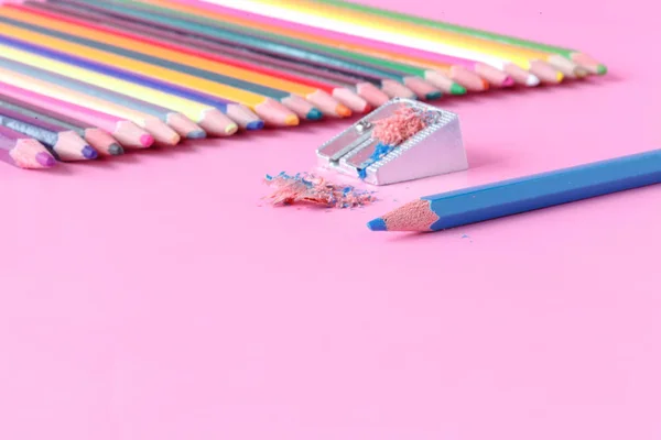 Conceito de ideia de arte criativa com canetas em rosa — Fotografia de Stock