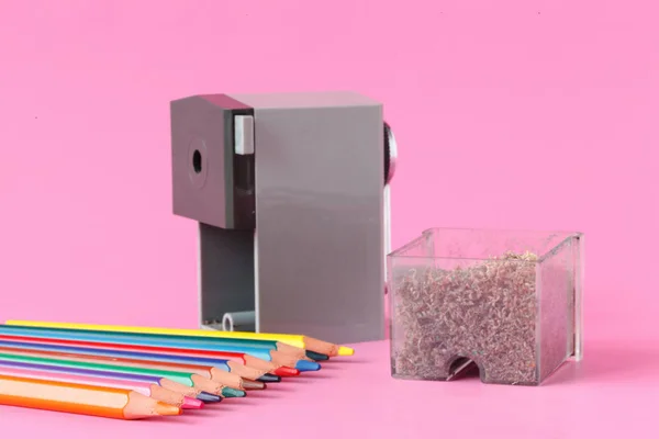 Afiador de lápis com lápis de cor — Fotografia de Stock