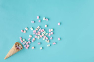 Dondurma ve hatmi açık mavi üzerinde gözleme koni