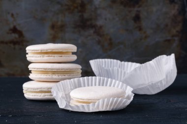 Beyaz rustik arka plan üzerinde Fransızca macaroons