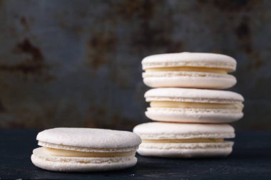 Rustik masada beyaz macaroons