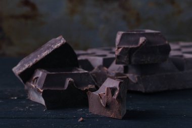 Rustik masada koyu çikolata kadar kapatın