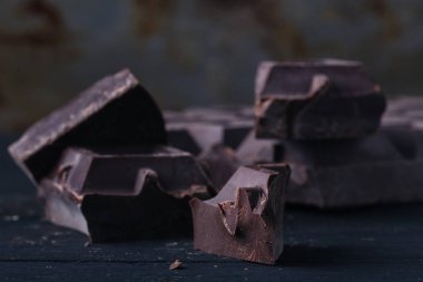 Rustik masada koyu çikolata kadar kapatın