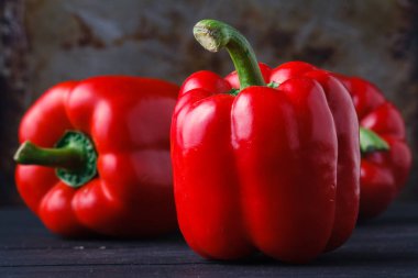 Rustik masada kırmızı olgun Bulgar biber